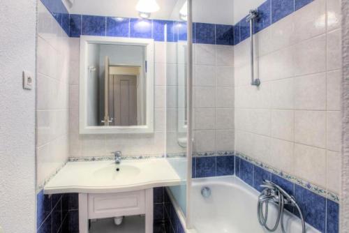 une salle de bain avec un lavabo, une baignoire et un miroir dans l'établissement Résidence le Hameau des Issambres - maeva Home - 2 Pièces 5 Personnes Sélection MAE-5850, aux Issambres