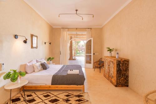 a bedroom with a large bed in a room at The Gardener's House, Petit déjeuner inclus in Marrakesh