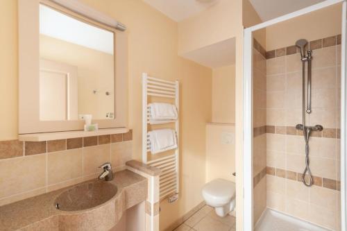 une salle de bain avec un lavabo, une douche et des toilettes dans l'établissement Les Coteaux de Pont Royal en Provence - maeva Home - Maison 4 Pièces 8 Personnes - Budget MAE-6009, à Mallemort