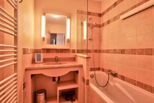 a bathroom with a sink and a bath tub at Les Coteaux de Pont Royal en Provence - maeva Home - Appartement 3 Pièces 6 Per in Mallemort