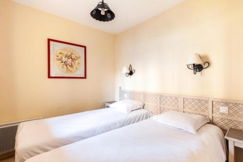 deux lits dans une chambre avec des draps blancs dans l'établissement Les Coteaux de Pont Royal en Provence - maeva Home - Appartement 2 Pièces 4 Personnes - Sélection MAE-5991, à Mallemort