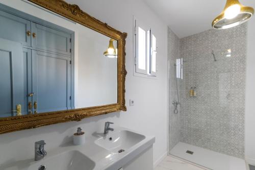 a bathroom with a sink and a mirror at La casa de los marqueses in Villanueva del Ariscal