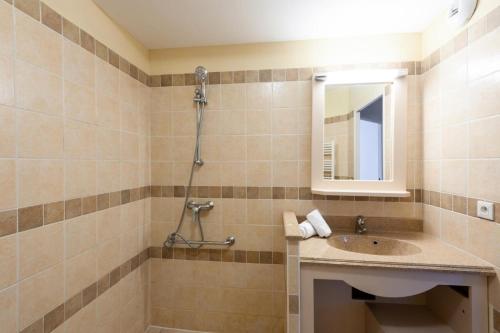 une salle de bain avec un lavabo et une douche dans l'établissement Les Coteaux de Pont Royal en Provence - maeva Home - Appartement 2 Pièces 4 Personnes - Confort MAE-6002, à Mallemort