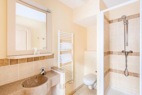 une salle de bain avec un lavabo et une douche dans l'établissement Les Coteaux de Pont Royal en Provence - maeva Home - Maison 4 Pièces 8 Personnes - Sélection MAE-6014, à Mallemort