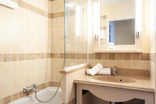 une salle de bain avec un lavabo et une douche dans l'établissement Les Coteaux de Pont Royal en Provence - maeva Home - Maison climatisée 3 Pièces 6 Personnes - Sélection MAE-6027, à Mallemort