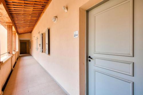 un pasillo con una puerta en un pasillo en Les Coteaux de Pont Royal en Provence - maeva Home - Appartement 2 Pièces 4 30, en Mallemort