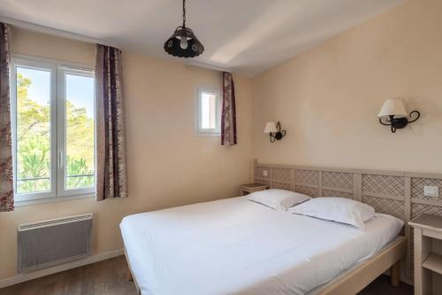 Krevet ili kreveti u jedinici u objektu Les Coteaux de Pont Royal en Provence - maeva Home - Maison 3 Pièces 6 Perso 28