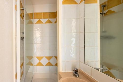 une salle de bain avec douche et lavabo dans l'établissement Résidence Cannes Villa Francia - maeva Home - Appartement 3 Pièces 6 Personnes - Confort MAE-6059, à Cannes
