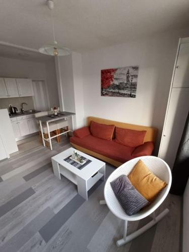 Una sala de estar con un sofá rojo y una mesa. en Apartment IVA, en Čitluk