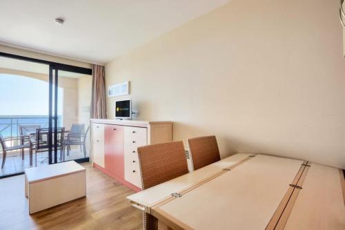 Cette chambre dispose d'une table, de chaises et d'un balcon. dans l'établissement Résidence Cannes Villa Francia - maeva Home - Appartement 2 Pièces 4 Personnes - Confort MAE-6060, à Cannes