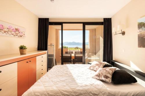 une chambre avec un grand lit et un balcon dans l'établissement Résidence Cannes Villa Francia - maeva Home - Appartement 2 pièces 6 personnes - Sélection MAE-6118, à Cannes