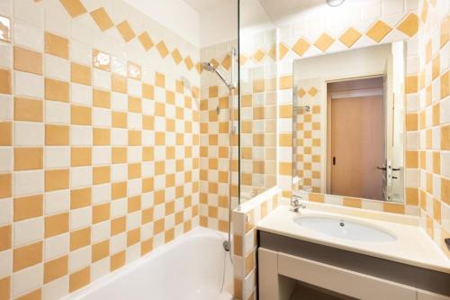 une salle de bain avec une baignoire, un lavabo et un miroir dans l'établissement Résidence Cannes Villa Francia - maeva Home - Appartement 2 pièces 6 personnes - Sélection MAE-6118, à Cannes