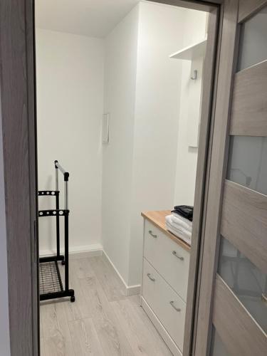 een kamer met een kast met een dressoir en een spiegel bij Apartament na Rynku in Wągrowiec