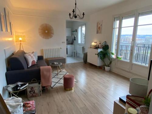 un salon avec un canapé et une table dans l'établissement Studio à 3 min du parc des Princes & Roland Garros, à Paris