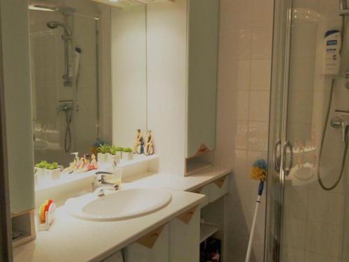 a bathroom with a sink and a shower at Appartement Soustons, 2 pièces, 4 personnes - FR-1-379-110 in Soustons