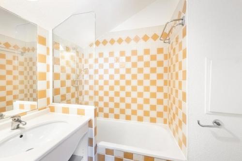 une salle de bain avec une baignoire, un lavabo et une douche dans l'établissement Résidence Cannes Villa Francia - maeva Home - Appartement 2 Pièces 6 Personnes - Budget MAE-6123, à Cannes