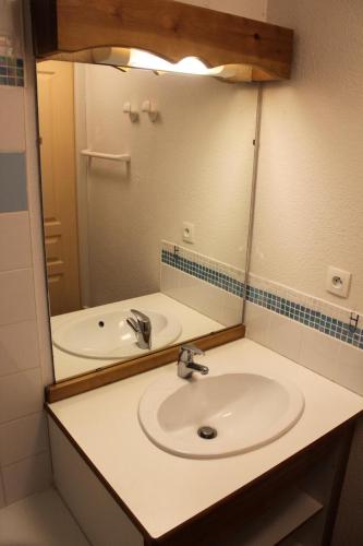 une salle de bain avec un lavabo et un grand miroir dans l'établissement Résidence La Marmotte La Crete Du Berger - APPARTEMENT 6 PERSONNES RDC BELLE VUE! MAE-9044, à Saint-Étienne-en-Dévoluy