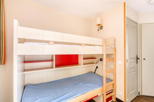 Cette petite chambre comprend des lits superposés. dans l'établissement Résidence Cannes Villa Francia - maeva Home - Appartement 2 Pièces 6 Personnes - Sélection MAE-6133, à Cannes
