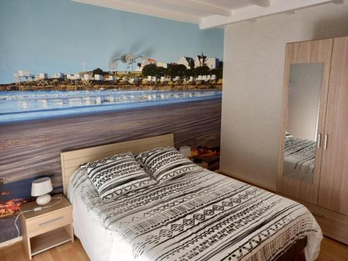une chambre avec un lit avec un tableau sur le mur dans l'établissement Maison 3 ch. à Royan avec jardin, WIFI et animaux acceptés - FR-1-494-143, à Royan