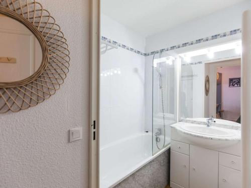 une salle de bain blanche avec un lavabo et un miroir dans l'établissement Beau Duplex T3 7 Pers. Piscine, Fitness, Parking - La Mongie - FR-1-404-328, à La Mongie