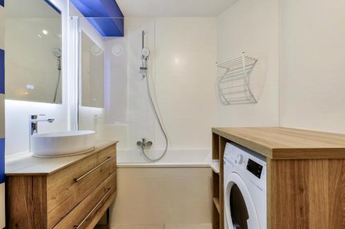 une salle de bain avec un lavabo et une machine à laver dans l'établissement Résidence Port Bourgenay - maeva Home - Studio spacieux 4 personnes - Prestige - super Home MAE-6355, à Talmont-Saint-Hilaire