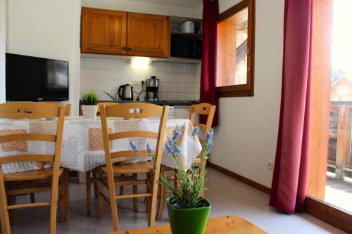 Photo de la galerie de l'établissement Les Chalets De Superd Gentiane - 2 Pièces pour 6 Personnes MAE-9124, à Saint-Étienne-en-Dévoluy