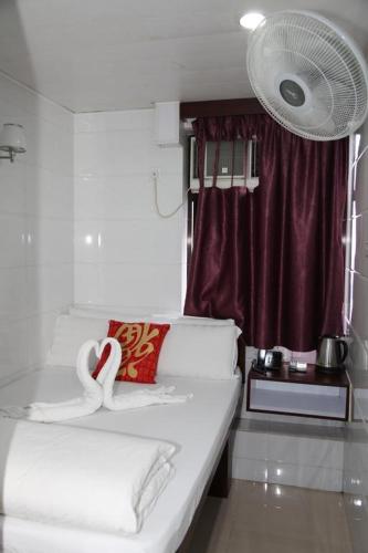 Una cama o camas en una habitación de LEISURE HOSTEL