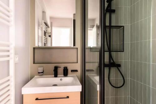 une salle de bain avec un lavabo et une douche dans l'établissement Résidence Cannes Villa Francia - maeva Home - Appartement 2 pièces 6 personnes avec très belle vue mer - Prestige - super Home MAE-6260, à Cannes