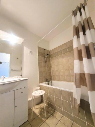 une salle de bain avec une baignoire, des toilettes et un lavabo dans l'établissement Résidence Les Toits Du Devoluy - 2 Pièces pour 4 Personnes MAE-9154, à Saint-Étienne-en-Dévoluy