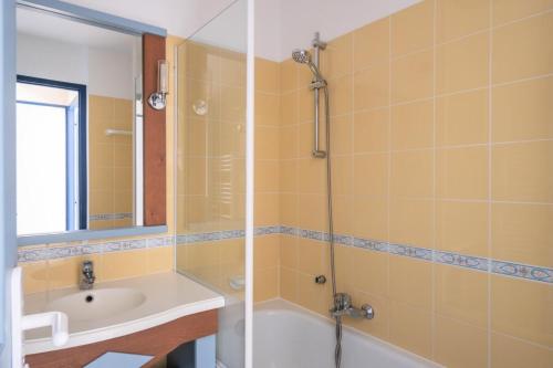 une salle de bain avec douche et lavabo dans l'établissement Résidence Port Bourgenay - maeva Home - Appartement 2 pièces 5 personnes - Sélection MAE-6356, à Talmont-Saint-Hilaire