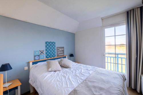 une chambre avec un lit, un bureau et une fenêtre dans l'établissement Les Maisons de Port Bourgenay - maeva Home - Maison 4 pièces 8 personnes - Sélection MAE-6395, à Talmont-Saint-Hilaire