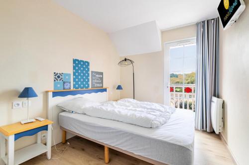 une chambre blanche avec un lit et une fenêtre dans l'établissement Les Maisons de Port Bourgenay - maeva Home - Maison cosy 3 pièces 6 personnes - Sélection - super Home MAE-6401, à Talmont-Saint-Hilaire