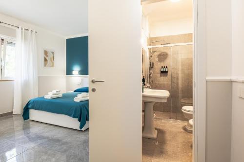 um quarto com uma cama e uma casa de banho em RUA DE MAR PORTICI em Portici