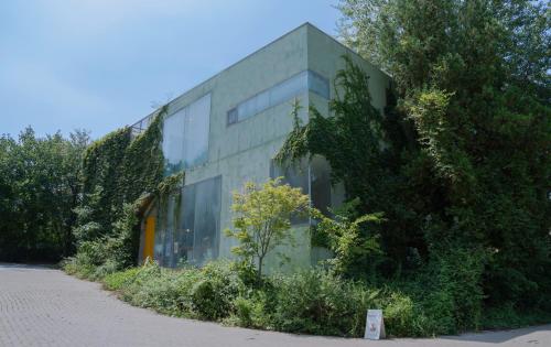 坡州市にあるモチーフ No.1 ゲスト ハウスの側面にガラス窓がある建物