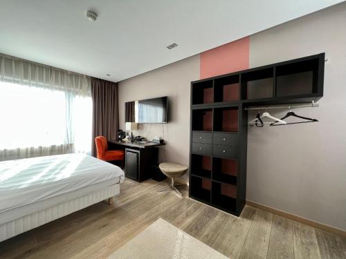 Pokój hotelowy z łóżkiem i biurkiem w obiekcie Skol l'Original w Luksemburgu