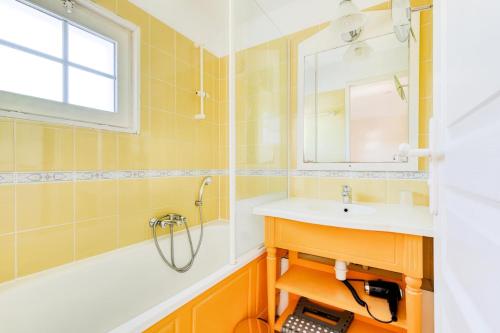 a bathroom with a sink and a mirror at Les Maisons de Port Bourgenay - maeva Home - Maison 3 pièces 6 personnes - Sélection MAE-6402 in Talmont