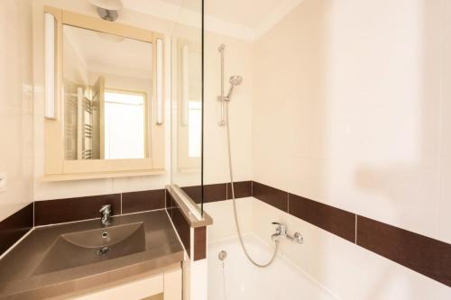 une salle de bain avec un lavabo et un miroir dans l'établissement Résidence Cannes Villa Francia - maeva Home - Appartement 2 pièces 4 personnes - Sélection MAE-6529, à Cannes