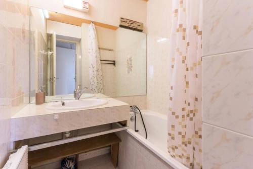 une salle de bain avec un lavabo, une baignoire et une douche dans l'établissement Résidence Lunik - APPARTEMENT DEUX PIECES 5 PERSONNES MAE-9404, au Corbier