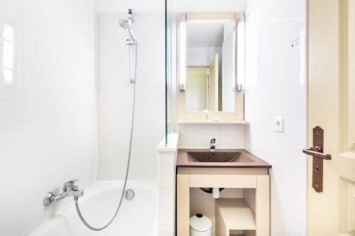 une salle de bain avec un lavabo et une douche dans l'établissement Résidence Les Parcs de Grimaud - maeva Home - Appartement 2 pièces 5 personnes - Confort MAE-6628, à Grimaud