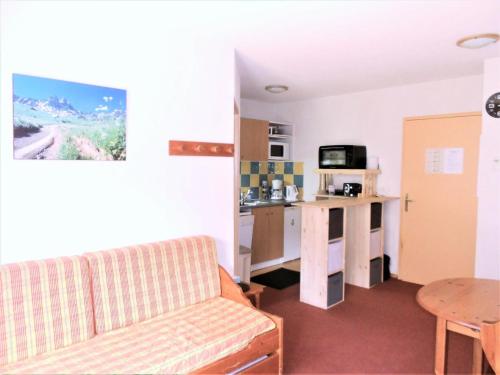 un salon avec un canapé et une cuisine dans l'établissement Résidence Pistes - APPARTEMENT T3 POUR 6 PERSONNES MAE-9564, au Corbier