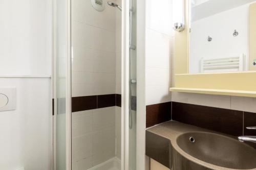 une salle de bain avec douche et lavabo dans l'établissement Résidence le Village de Cap Esterel - maeva Home - Appartement 3 Pièces 7 Personnes - Sélection MAE-6532, à Saint-Raphaël