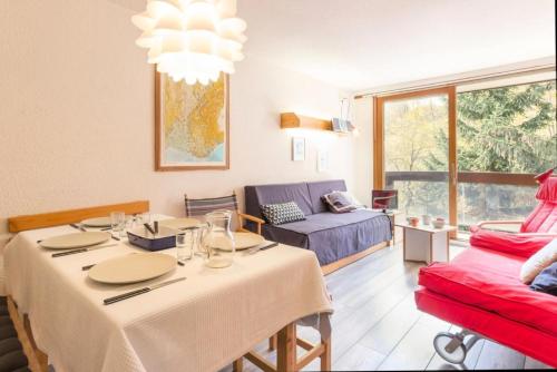 un salon avec une table et un canapé dans l'établissement Résidence Orion - STUDIO CABINE 4/5 PERSONNES VUE PISTES MAE-9584, au Corbier