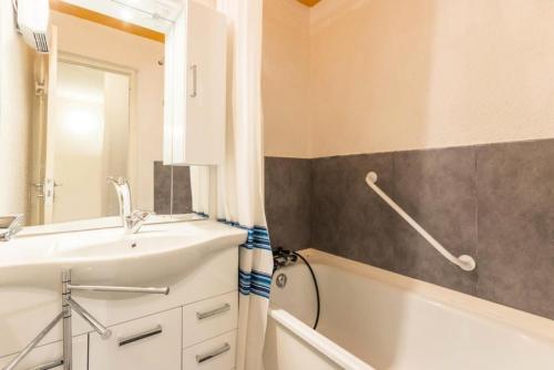 une salle de bain avec un lavabo, un miroir et une baignoire dans l'établissement Résidence Orion - STUDIO CABINE 4/5 PERSONNES VUE PISTES MAE-9584, au Corbier