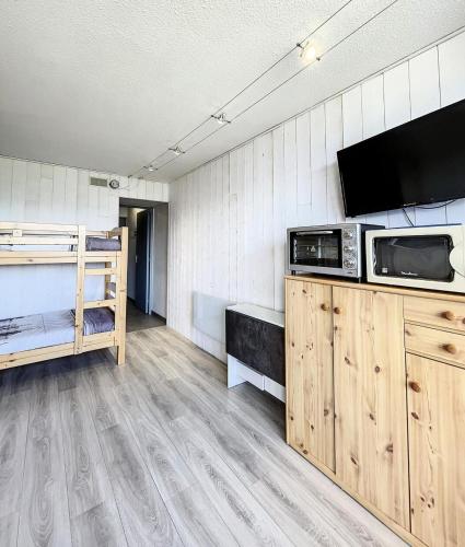 Cette chambre dispose de lits superposés et d'une télévision à écran plat. dans l'établissement Résidence Vanguard - Studio rénové · Pied des pistes · Balcon · WIFI gratuit MAE-9614, au Corbier
