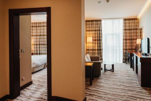 TV a/nebo společenská místnost v ubytování DoubleTree by Hilton Bratislava