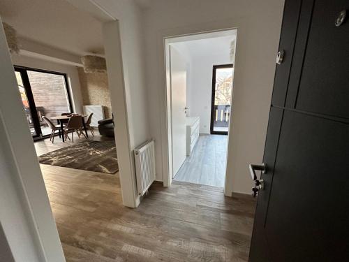 una puerta abierta a una sala de estar con comedor en The View Apartment Bușteni, en Buşteni