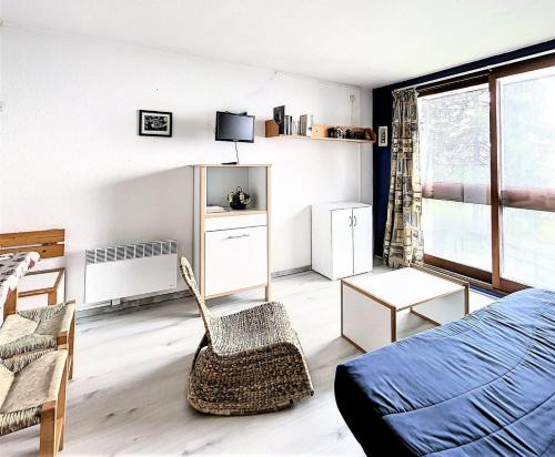 una sala de estar con una cama y un sofá en Résidence Phenix - STUDIO CABINE 4/5 PERSONNES MAE-9734, en Le Corbier