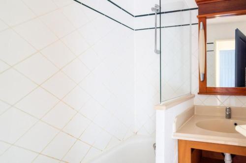 une salle de bain avec un lavabo et un miroir dans l'établissement Résidence Lacanau Les Pins - maeva Home - Appartement 2 Pièces 4 Personnes - Sélection MAE-7335, à Lacanau