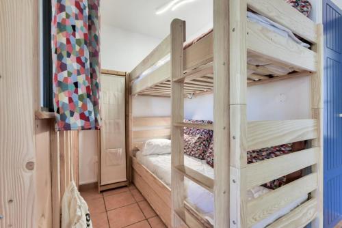 une chambre avec deux lits superposés dans l'établissement Résidence Lacanau Les Pins - maeva Home - Appartement 2 Pièces 5 Personnes - Prestige MAE-7340, à Lacanau