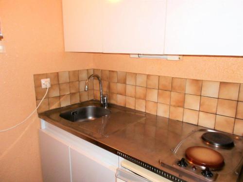 una cocina con fregadero y encimera en Résidence Phenix - STUDIO CABINE 4/5 PERSONNES MAE-9844, en Le Corbier